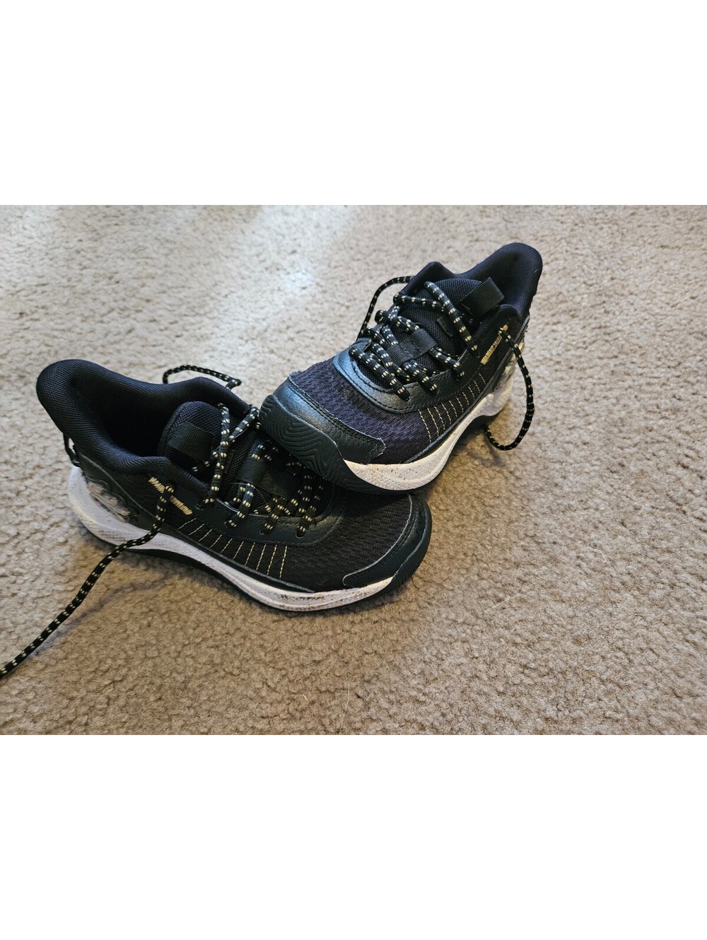 Under Armour Curry Kids Black and White Basketball Shoes Size 3.5Y